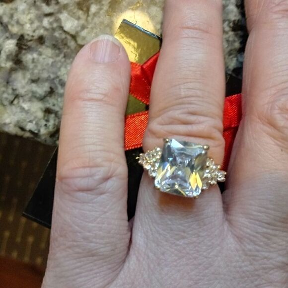 NEW Sparkly Faux Diamond Goldtone Ring! SZ… - Picture 6 of 6